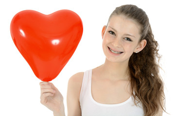 Freundlicher Teenager mit Herzballon