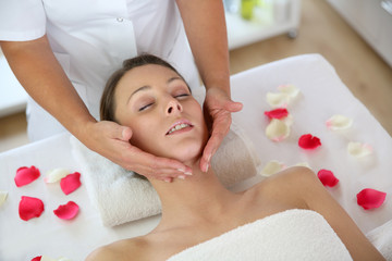 Obraz na płótnie Canvas Woman receiving a face massage