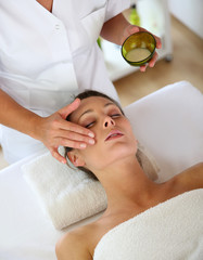 Obraz na płótnie Canvas Woman receiving a face massage