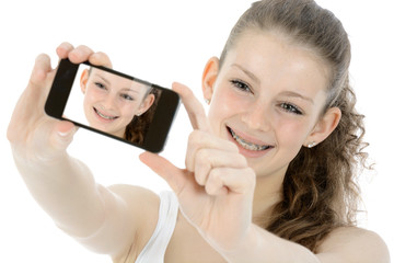 Schülerin nimmt Selbstportrait auf