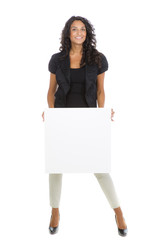 Dunkelhaarige Frau hält weißes Quadrat