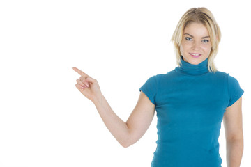 Blonde Frau zeigt auf fiktiven Gegenstand