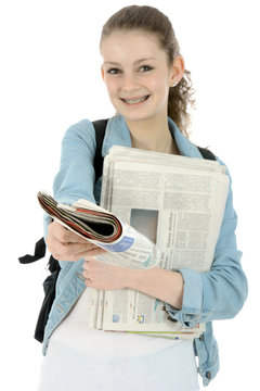 Freundliche Schülerin trägt Zeitungen aus