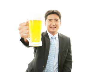 ビールを飲む笑顔のサラリーマン