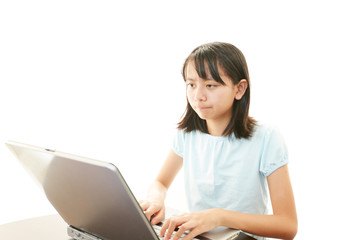 パソコンを楽しむ笑顔の女の子