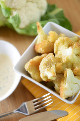 Frittierte Blumenkohlröschen mit Dillsauce