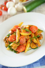 Tomaten-Zucchini-Schupfnudeln