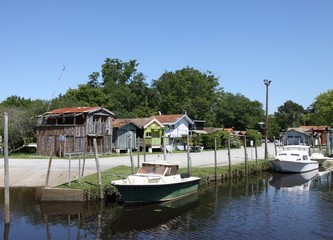 Obraz premium cabanes de pêcheur,biganos,bassin d'arcachon