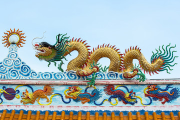 Obraz premium golden dragon at the shrine roof