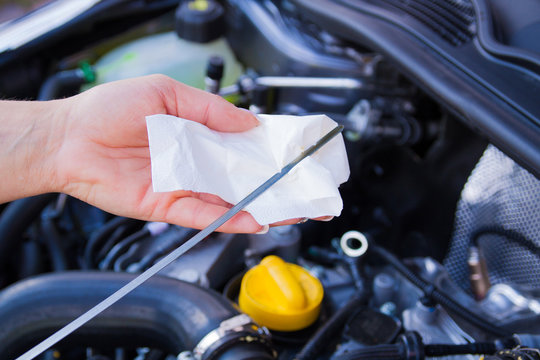 &Ouml;lstand beim PKW pr&uuml;fen