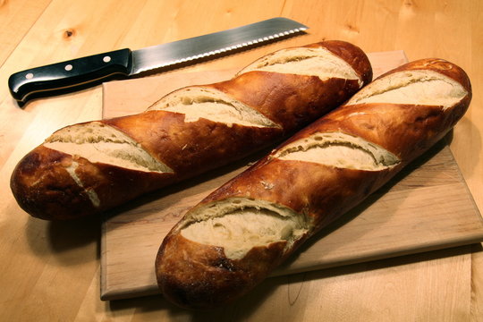 Laugenstangen aus Brezelteig in Form eines Baguettes in gelbem Licht