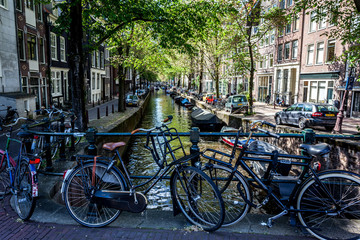 Fototapeta na wymiar Amsterdam canal surrounded by bikes