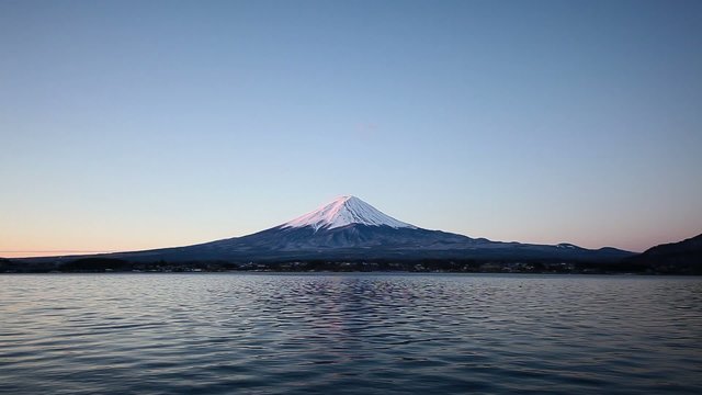朝日に染まる富士山
