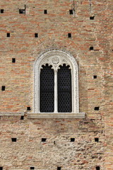Fototapeta na wymiar Średniowieczne okno w Urbino, Włochy
