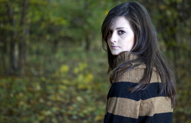 Naklejka premium Beautiful girl in autumn outside