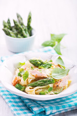 Pasta with salmon and asparagus