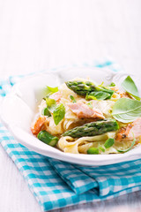 Pasta with salmon and asparagus