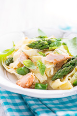 Pasta with salmon and asparagus