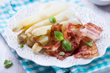 White asparagus served with bacon