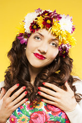 Naklejka premium attractive brunette with chic curly hair. studio