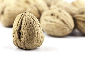 nueces sobre fondo blanco