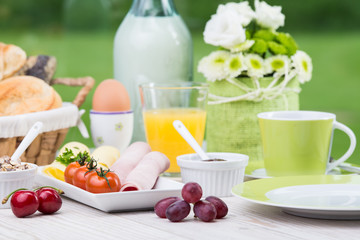 hübsch gedeckter frühstückstisch