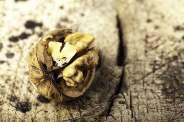 nuez a medio pelar sobre un viejo madero