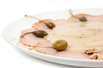 capperi su vitello tonnato