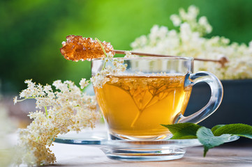 holunderblüten tee im glas