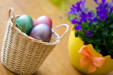 Obraz na płótnie Canvas Easter eggs in the basket