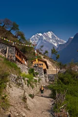 Gordijnen Hiker in Himalayan village © berzina