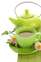 Obraz na płótnie Canvas Filiżanka i czajniczek herbaty ziołowej z biodra róża kwiaty, samodzielnie