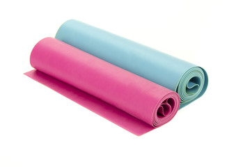 zwei aufgerollte therabänder