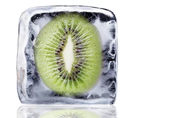 Crédence de cuisine en verre imprimé Dans la glace Kiwi dans un bloc de glace
