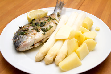 Dorade mit Spargel und Kartoffeln