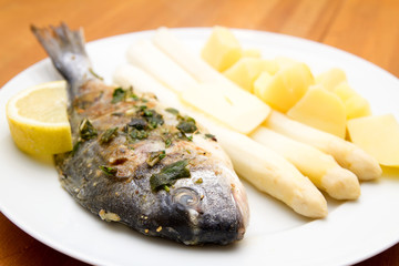 Dorade mit Spargel und Kartoffeln