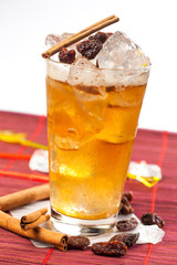 Drink with raisins and cinnamon