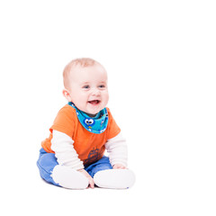 Baby sitzt aufrecht und lacht isoliert