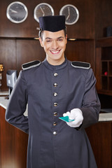 Lächelnder Concierge überreicht Zimmerkarte