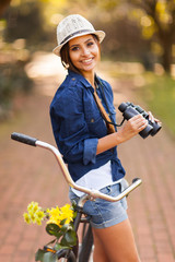 Obraz premium happy woman with binoculars outdoors