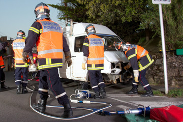 Naklejka premium pompiers sur accident de la route