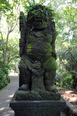 Scultura all`interno del parco di Monkey forest a Ubud, Bali
