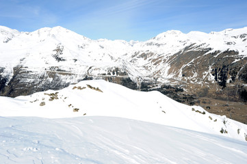Fototapeta na wymiar Vista su monte San Gottardo ad Airolo nelle alpi svizzere