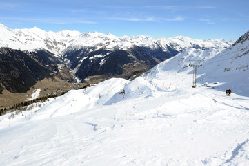 Fototapeta na wymiar sci lift ad Airolo nelle alpi svizzere