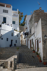 Picture of an old Spanish town, with white buildings.