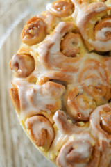 Frischer Heferollenkuchen