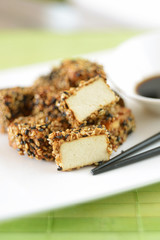 Tofustückchen mit Sesampanade