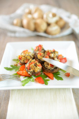 Braune Champignons, gefüllt mit Tofu und roter Parpika