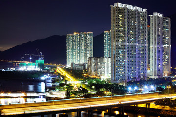 Fototapeta na wymiar Budynek mieszkalny i autostrady w Hong Kongu