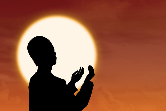Silhouetteo f muslim praying at sunset